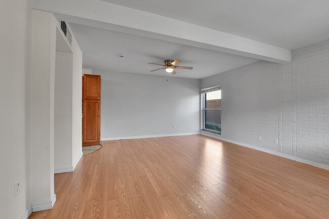 Foto del edificio - $1,340.95, 2 bed, 1 bath Located in Denver with a washer and dryer + 1/2 off first month rent