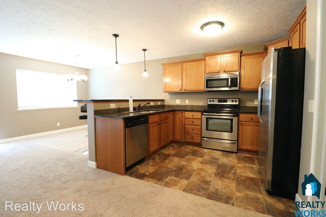 Building Photo - 3 br, 2.5 bath House - 6525 S 58th St