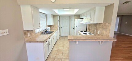 Building Photo - 3038 Shawnee Dr
