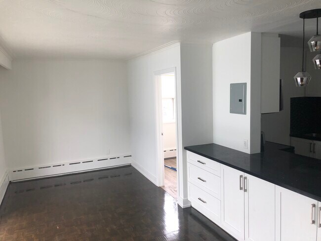 Photo du bâtiment - Lakeview 1.5 Bedroom unit: 1 bedroom + pri...