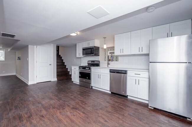 Building Photo - 2648 W Lunt Ave