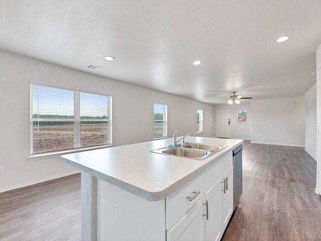 Building Photo - Valentine's Day Promotion! Three Bedroom |...