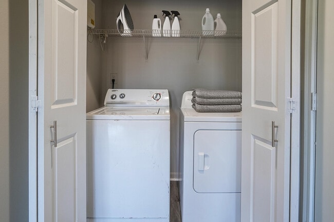 Oxmoor_2026_Laundry_VirtuallyStaged - Oxmoor Apartments