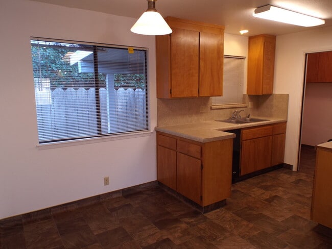 Building Photo - 965 Cyndi Cir
