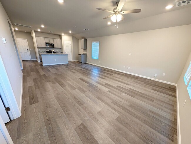 Foto del edificio - Newer 4 Bed/2 Full Bath in Mustang