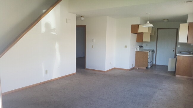 Building Photo - Great 3 Bed 2 Bath Duplex w/ attached 2 car garage!