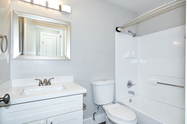 Baño del Álamo #16 (2) - Allure Apartments