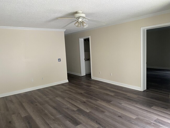 Foto del edificio - 6199 W Forrest St