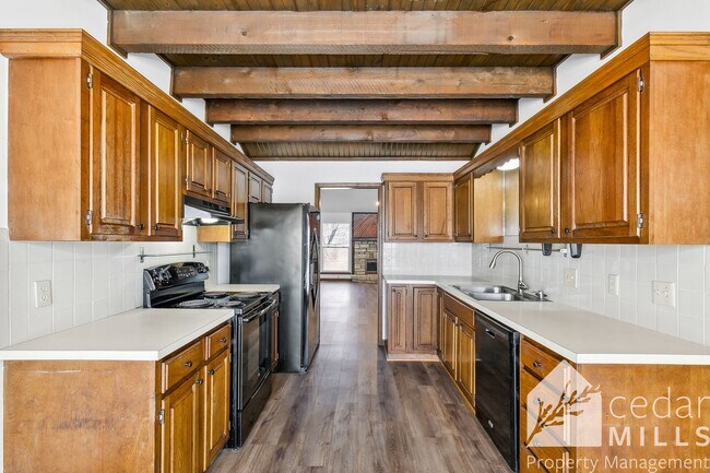 Building Photo - Bi Level Townhome in East Wichita