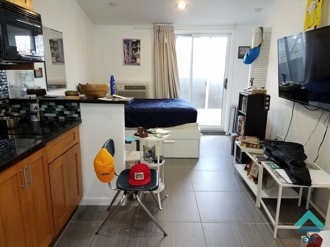 Building Photo - 643 6th Ave