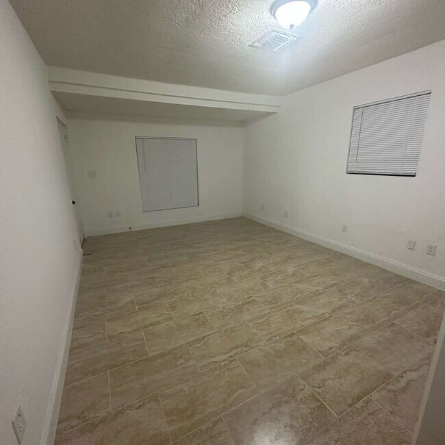 Foto del edificio - 3 bedroom 2 bath home with lawn cutting in...