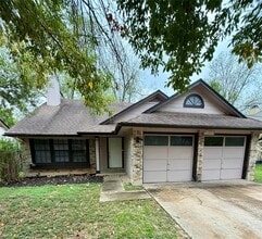 Building Photo - 1707 Honeysuckle Ln