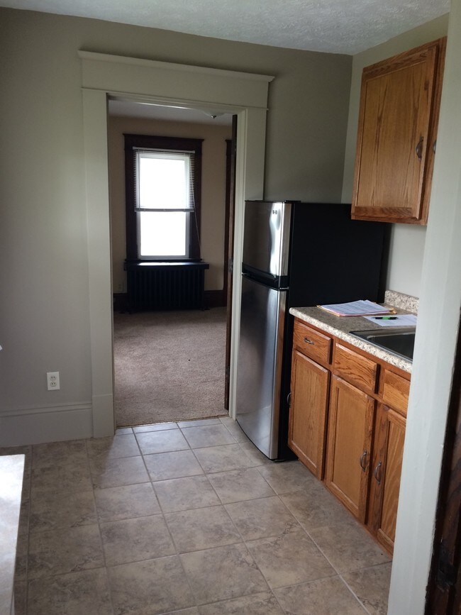 kitchen view 1 - 735 N Chestnut St