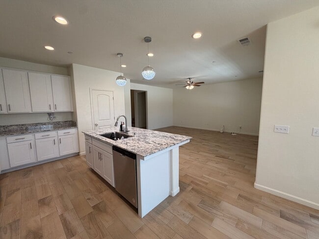 Building Photo - 2026 Sherbrook Ave