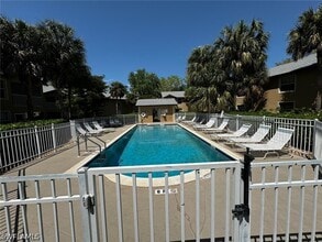 Building Photo - 9570 Crescent Garden Dr