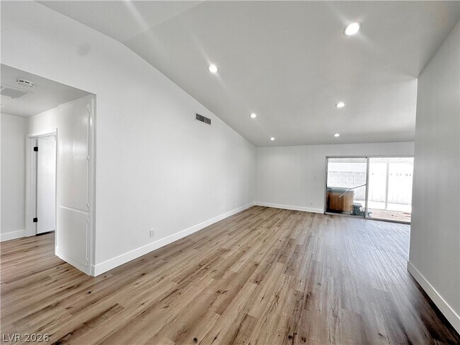 Building Photo - 401 Holcomb