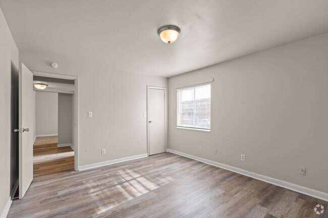 1 habitación, 1 baño - 577 pies cuadrados - Dormitorio - Discover Comfort and Convenience at Village South Apartments in Warner Robins!