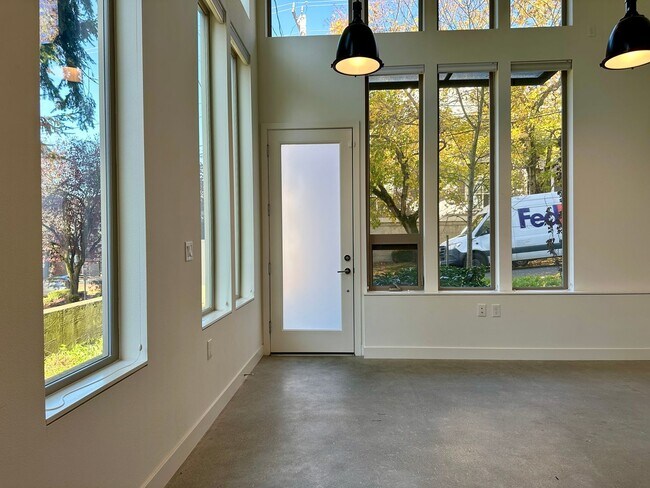 Foto del edificio - Coveted Queen Anne Hill Location - Live/Wo...
