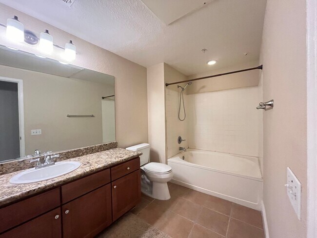 Building Photo - Beautiful One Bedroom Condo in the Heart o...