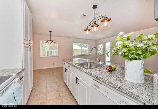Building Photo - 2 br, 1 bath Condo - 5648 Madison Avenue