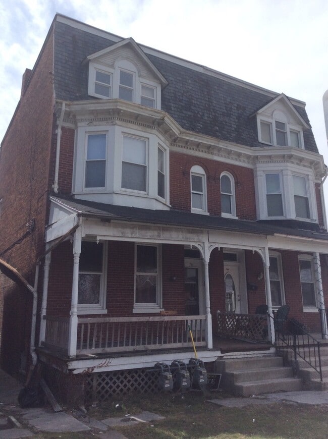 Building Photo - 730 Roosevelt Ave