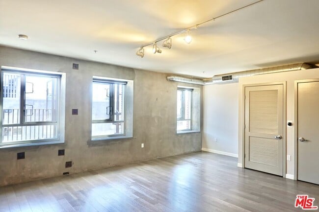 Building Photo - 527 Molino St
