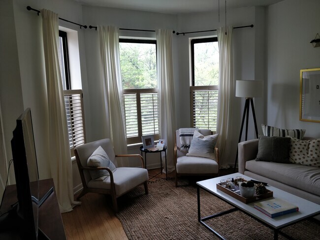 Sala de estar - 902 W Grace St