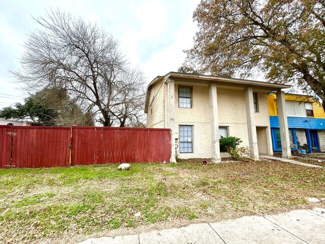 Building Photo - **APPLICATION RECEIVED** AVAILABLE NOW! Tw...