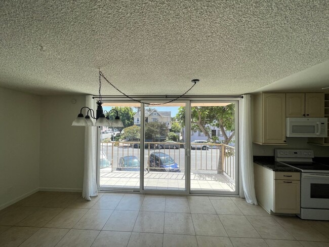 Building Photo - 2 Bedroom 2 Bath Spacious Condo For Rent in Long Beach Comes with Assigned Garage Space !