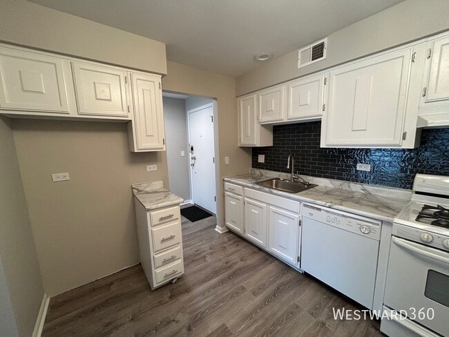 Building Photo - 5501 Carriage Way Dr