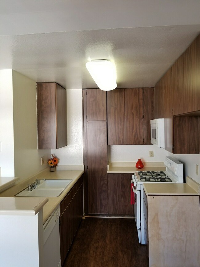 Foto del edificio - 18615 Burbank Blvd