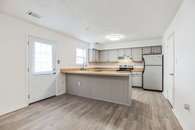 Building Photo - Newly updated 3Bd/2.5 Bth TH in the sought...