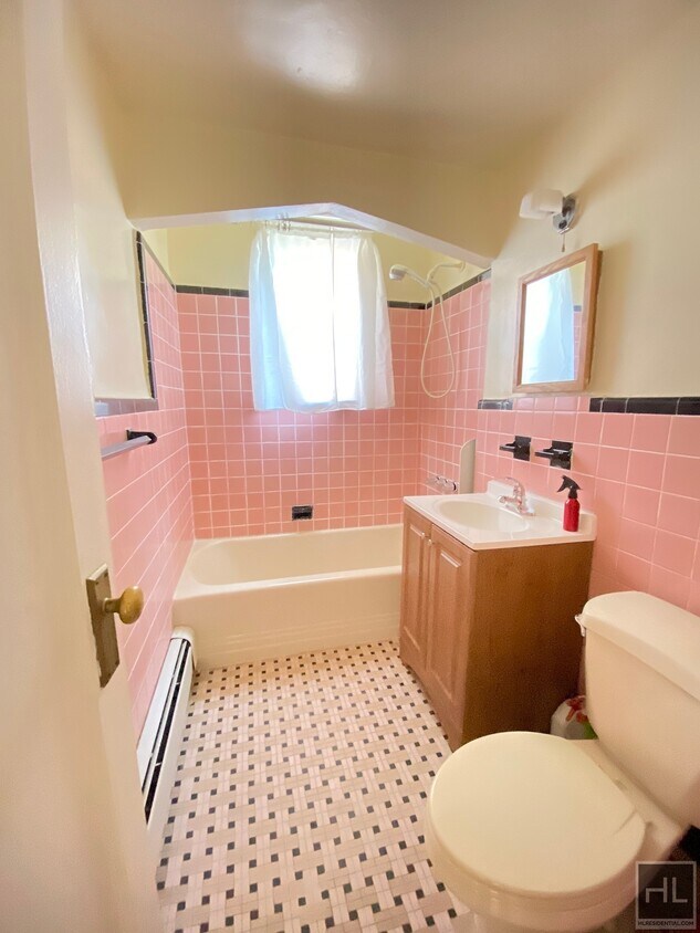 Foto del edificio - 1 bedroom Clean quiet charming 208 STREET ...