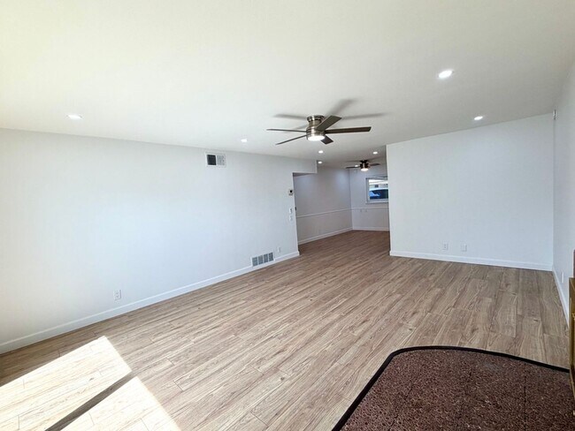 Foto del edificio - Beautifully Remodeled 2 Bed / 2 Bath Condo in Westarms – Prime Claremont Location!