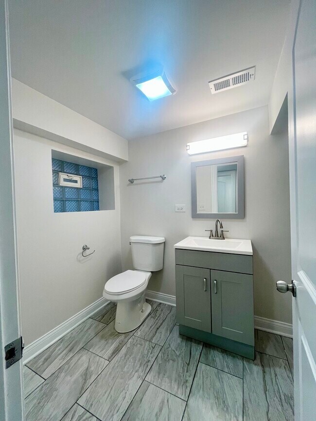 Foto del edificio - 5816 N Artesian Ave