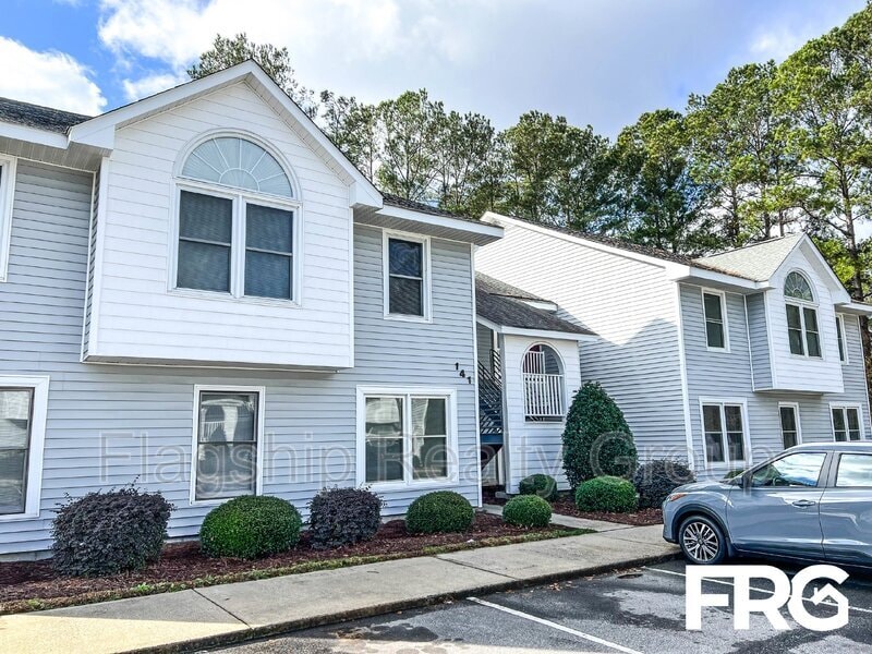 Primary Photo - 141 W Victoria Ct
