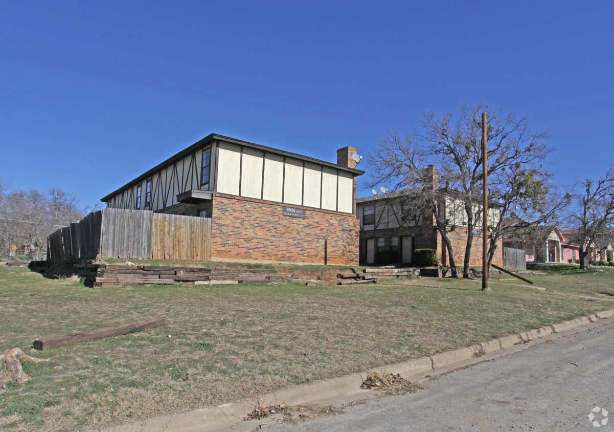 Building Photo - Hulen Townhomes