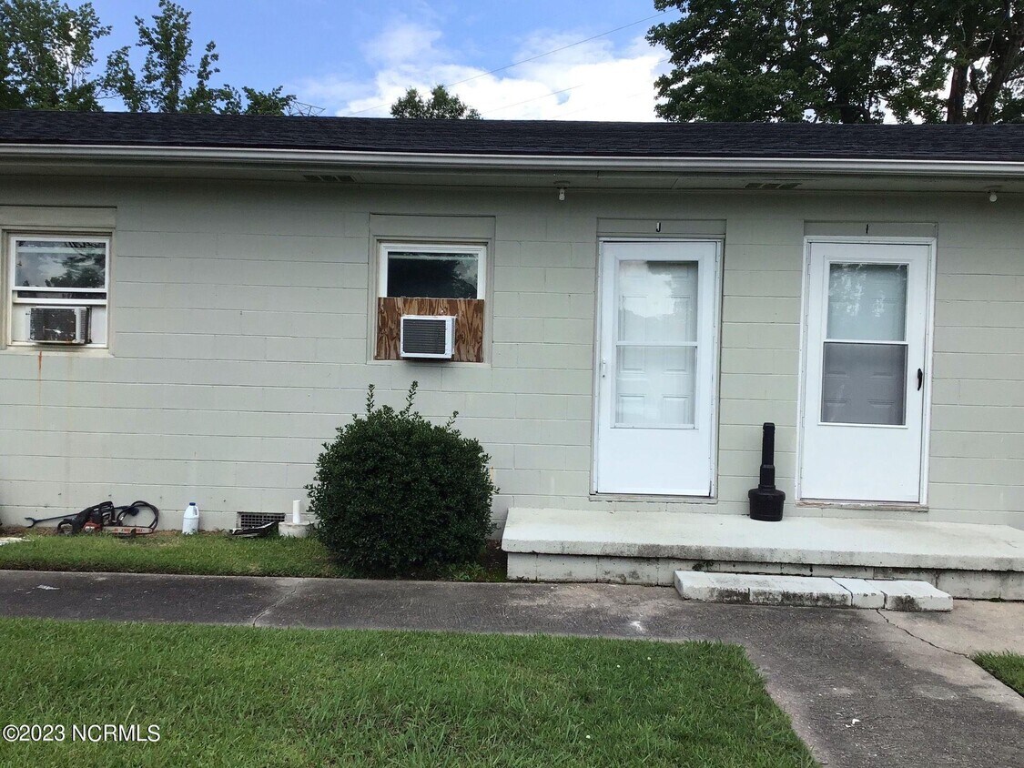 165 Lakewood Dr Unit J, Jacksonville, NC 28546 Room for Rent in