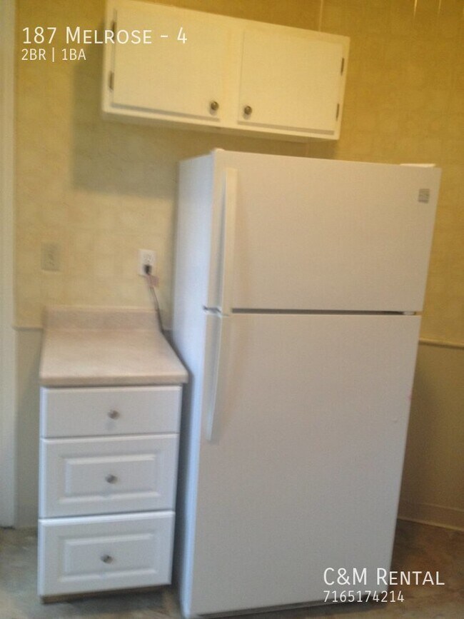 Building Photo - 2 Bedroom Lower Apartment