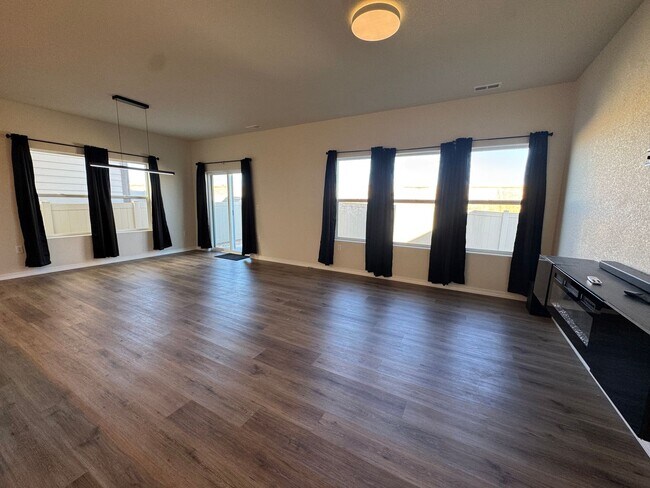 Foto del edificio - Spacious 3-Bedroom, 3-Bathroom Two-Story Home with Modern Finishes & Fenced Yard
