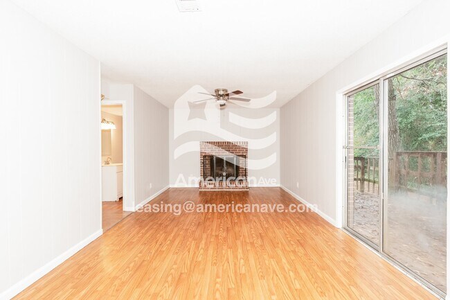 Foto del edificio - 404 Laurie Ln