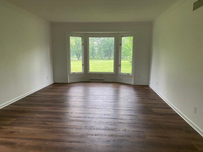 Building Photo - Beautiful Home on the Maumee River