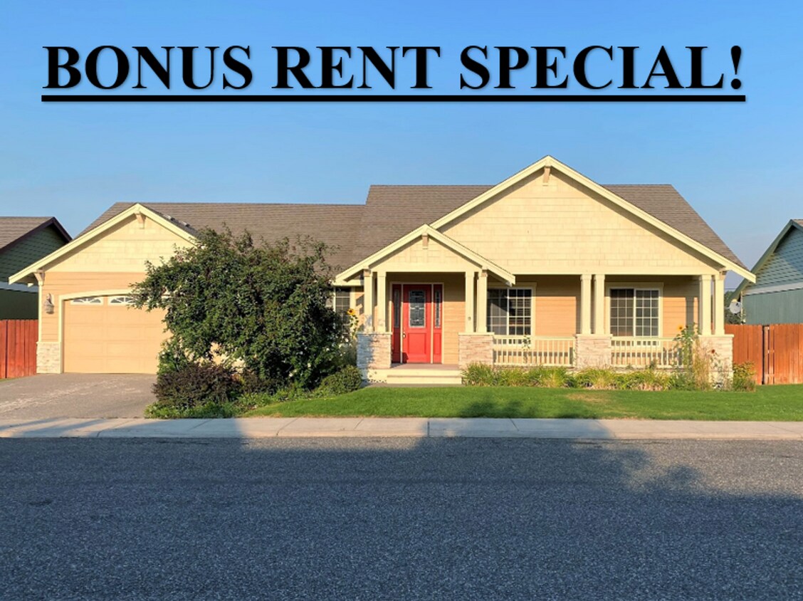 Foto principal - BONUS RENT SPECIAL! Large 3 Bed Home with ...