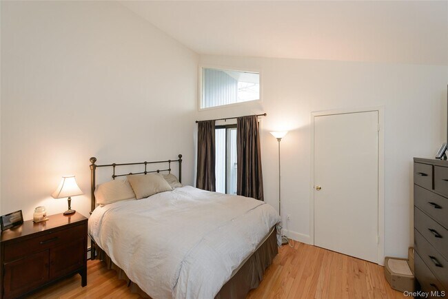 Foto del edificio - 57 Sagamore Hill Dr