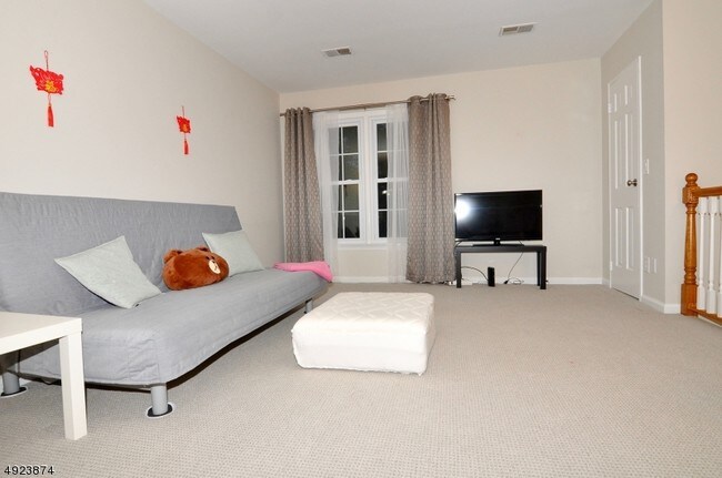 Foto del edificio - 102 Sweet Briar Dr