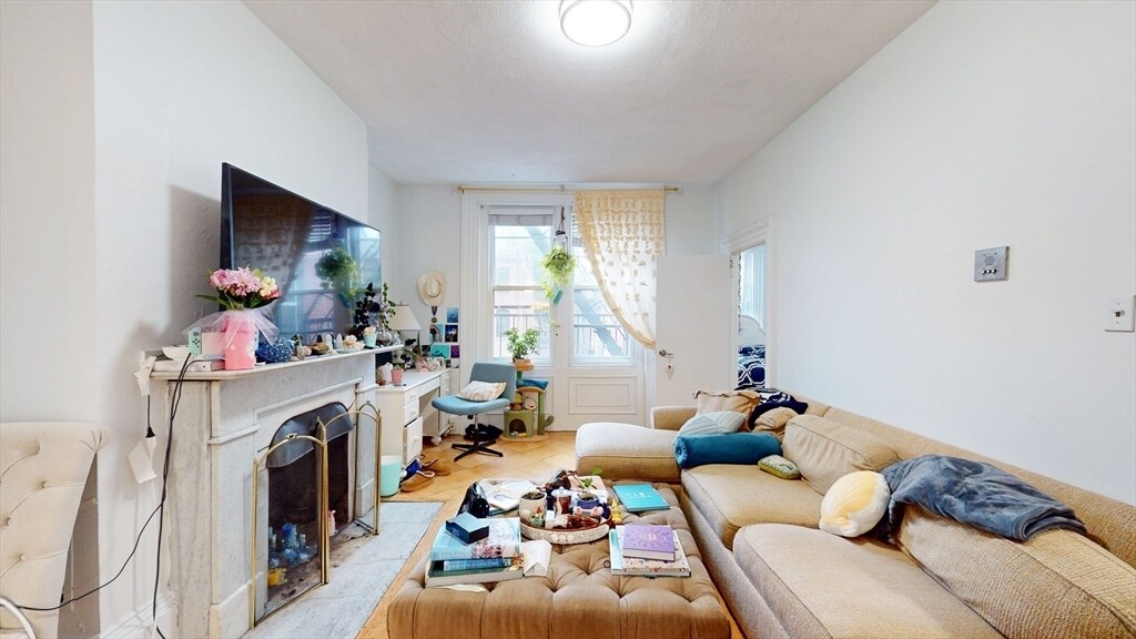 Primary Photo - 397 Beacon St