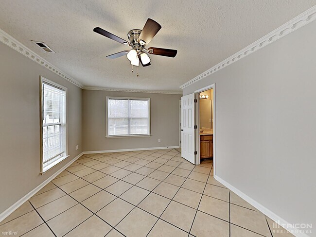 Building Photo - 3016 Queensdale Dr