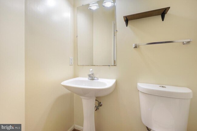 Foto del edificio - 5113 Glenn Dale Woods Ct