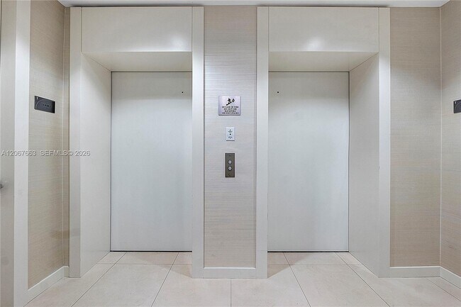 Foto del edificio - 15811 Collins Ave