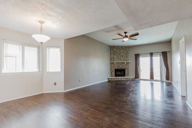 Building Photo - Newly Updated Two Bedroom Two Bath Townhou...